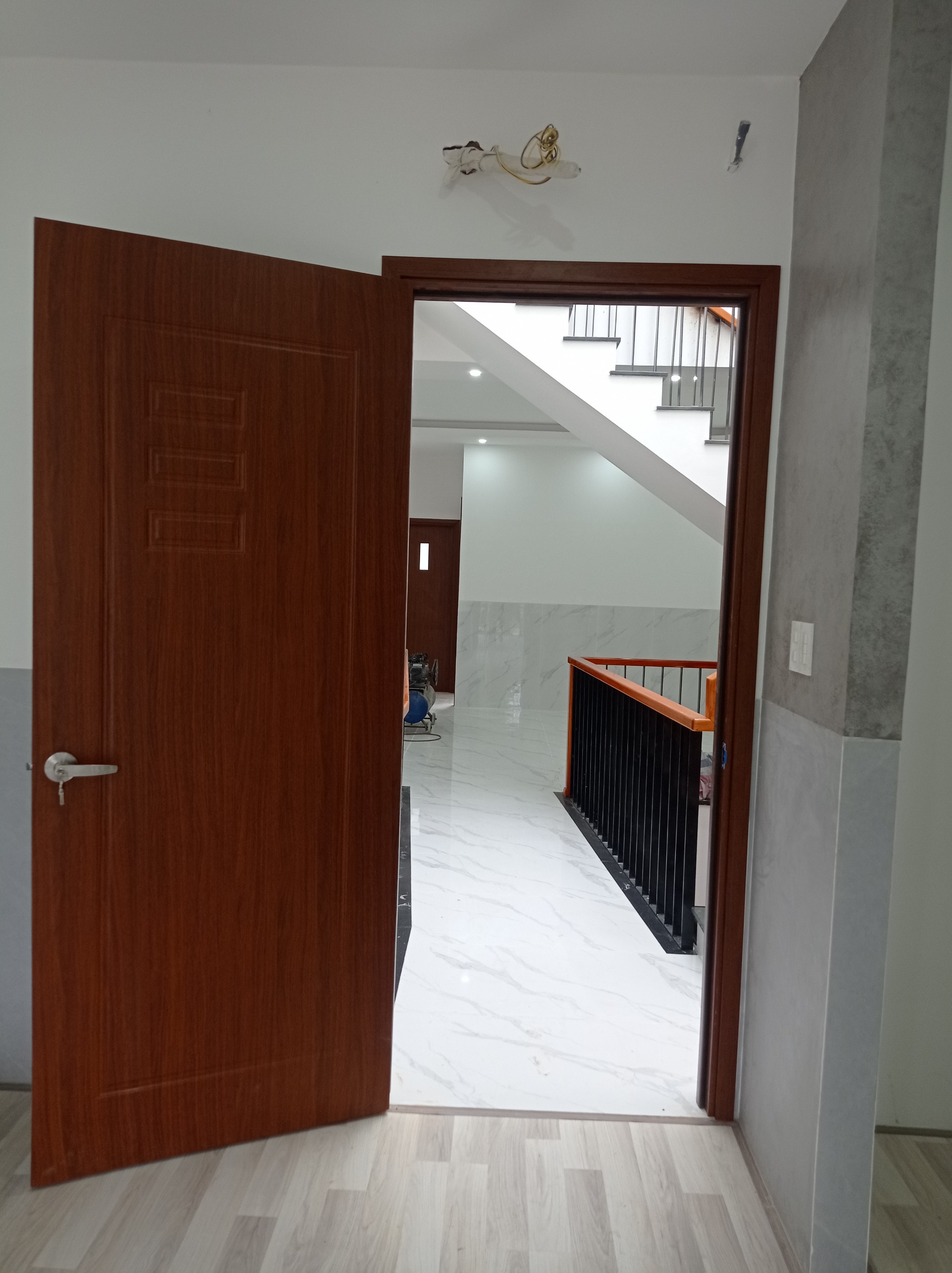Bàn giao 8 bộ cửa nhựa Composite tại Bình Dương
