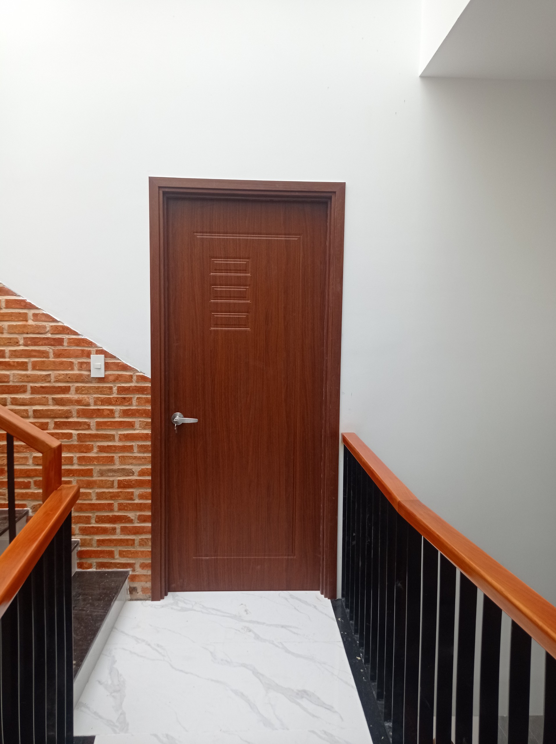Bàn giao 8 bộ cửa nhựa Composite tại Bình Dương