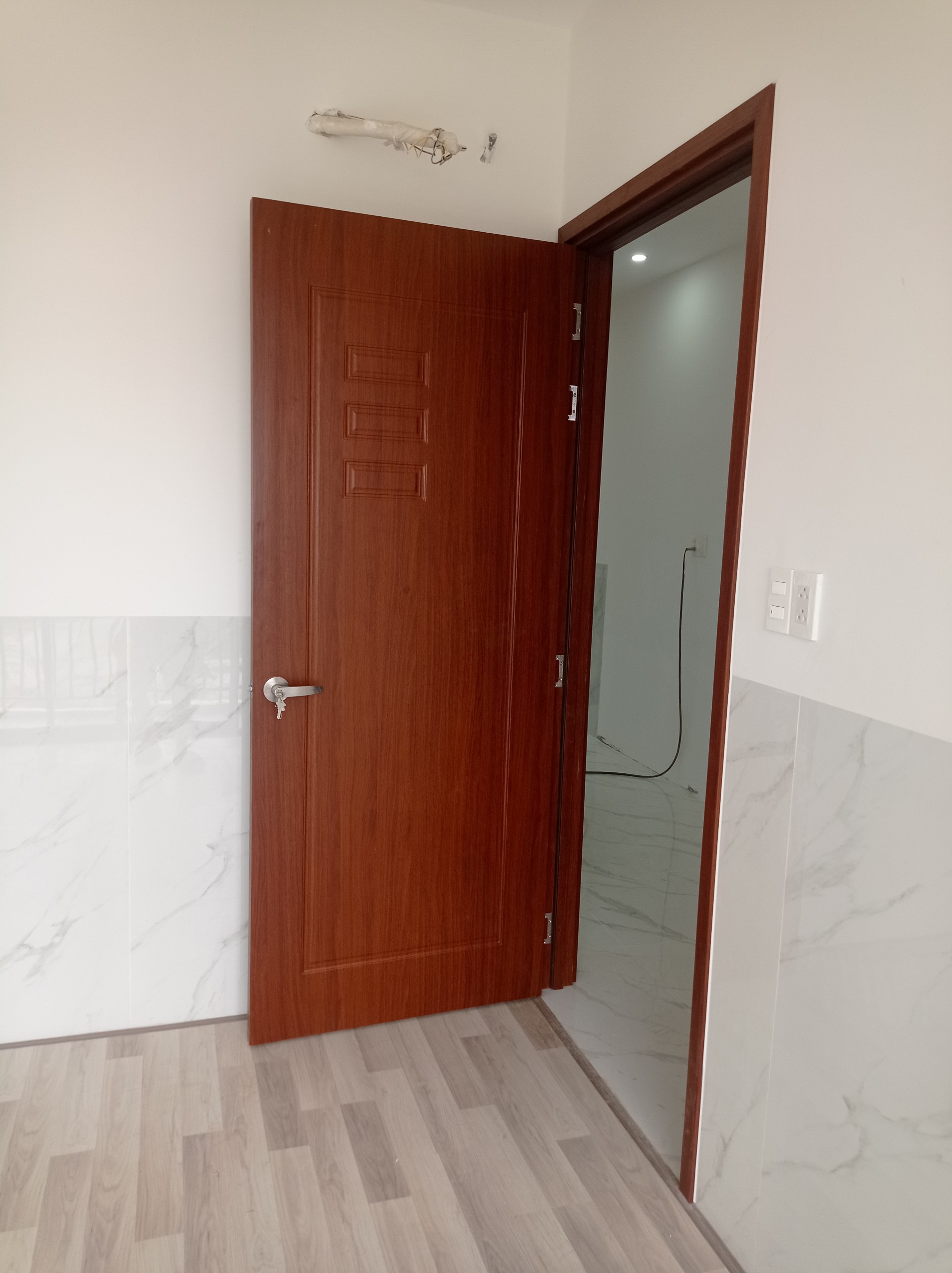 Bàn giao 8 bộ cửa nhựa Composite tại Bình Dương