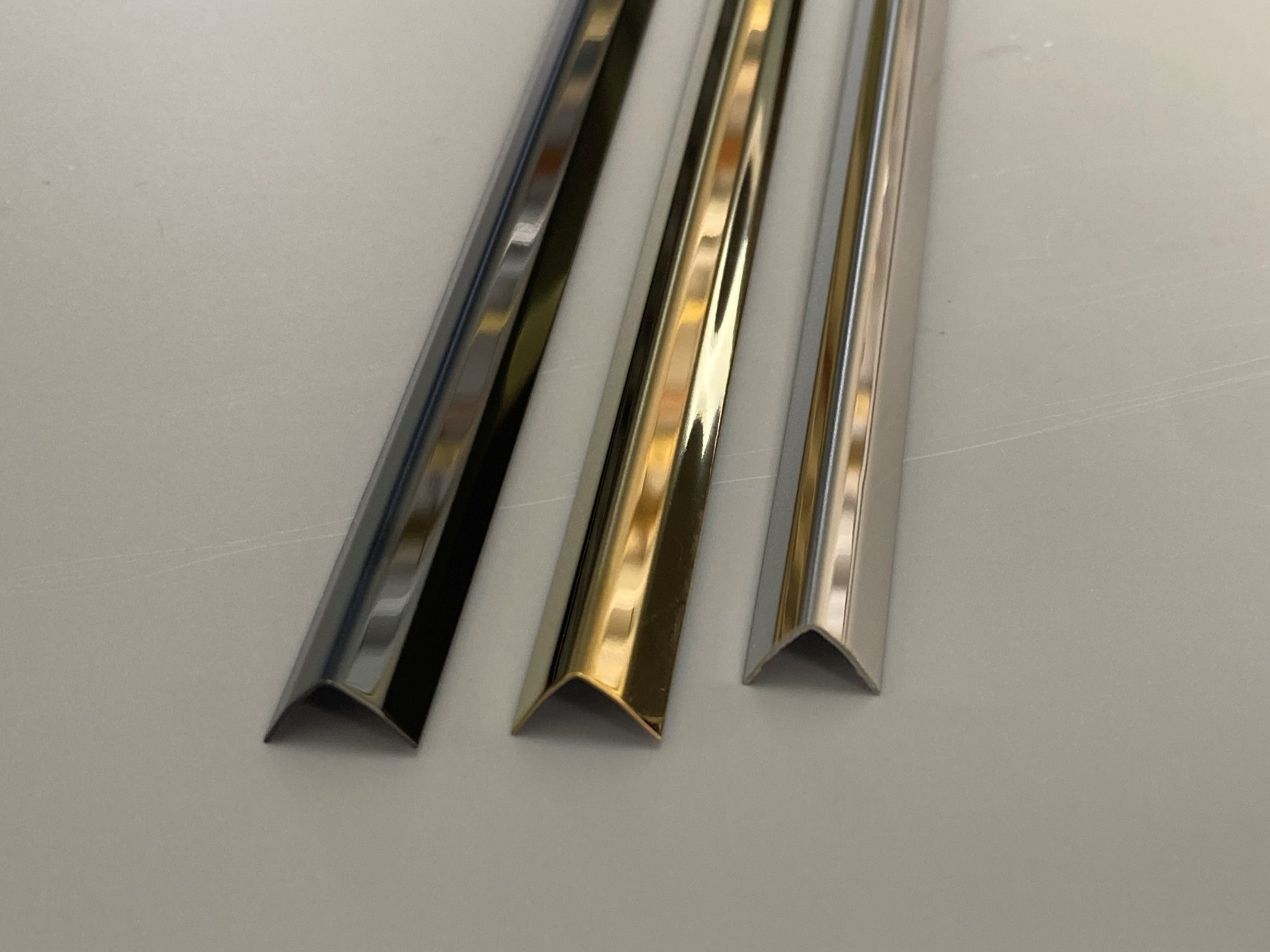Nẹp inox chữ V bo góc vuông, L=2.7m/thanh
