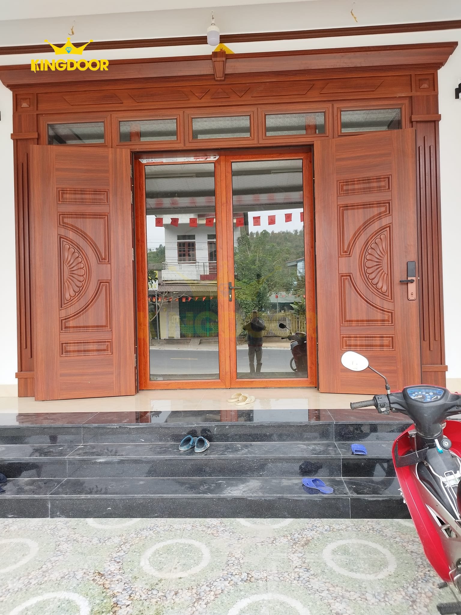 cửa thép vân gỗ xu thế hiện đại năm 2023