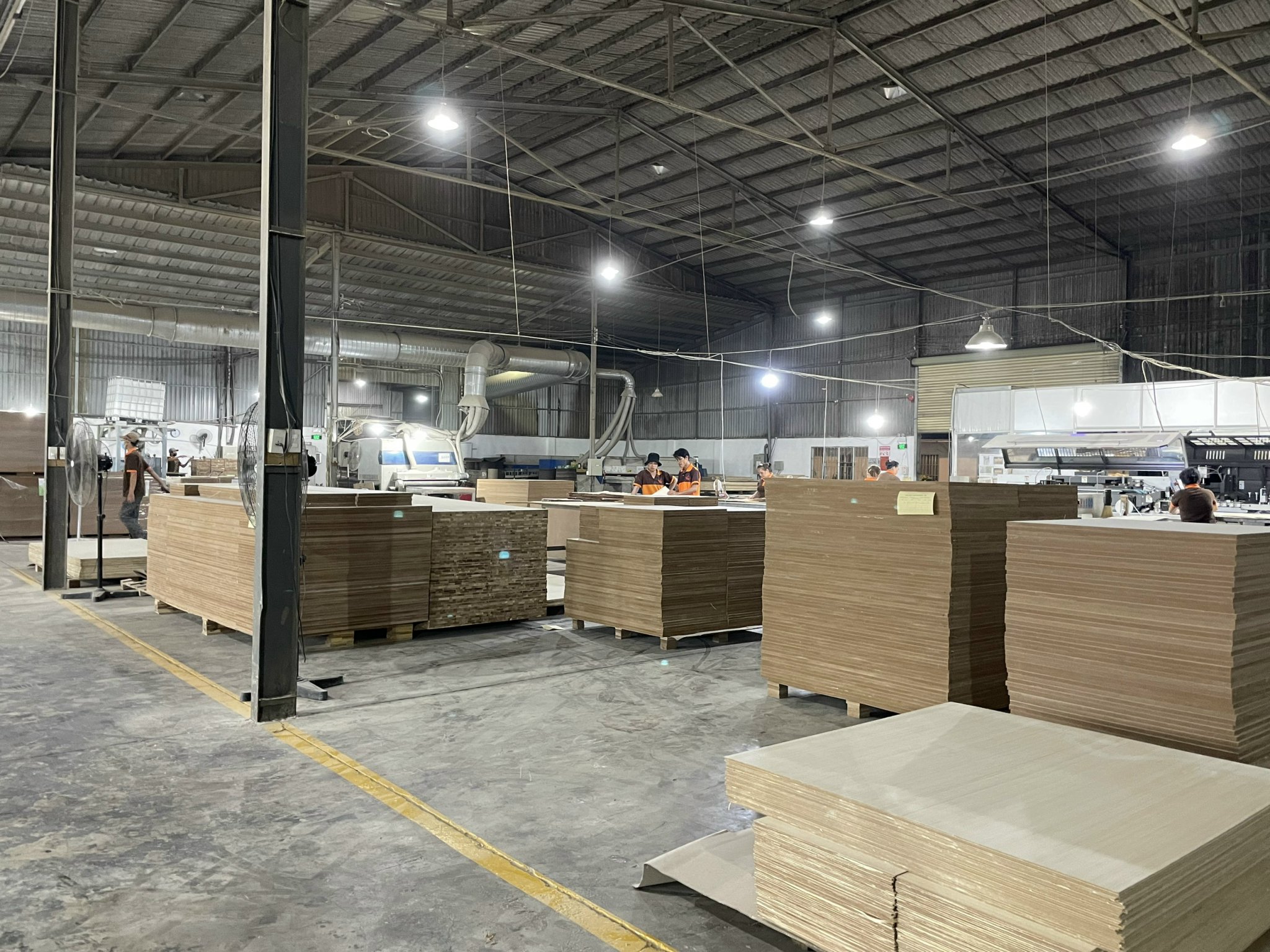 công cty em chuyên cung cấp số lượng lớn mặt hàng:MDF,PLYWOOD,PB...