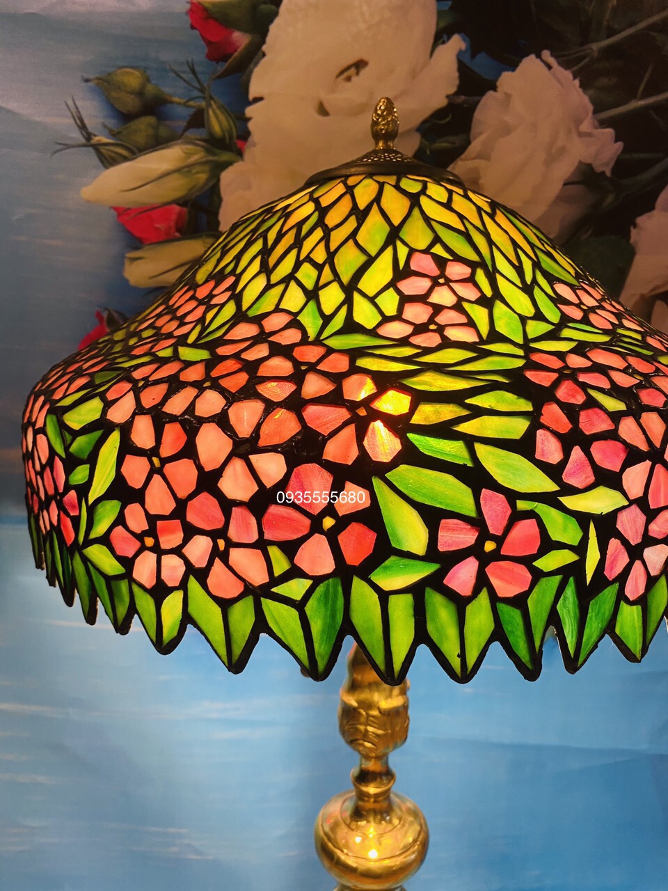 Đèn bàn tiffany họa tiết hoa leo đỏ