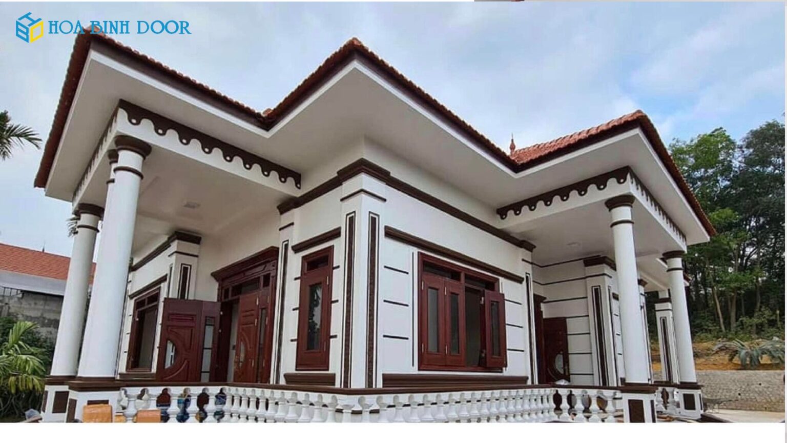 So sánh cửa thép vân gỗ và cửa nhôm Xingfa chi tiết nhất
