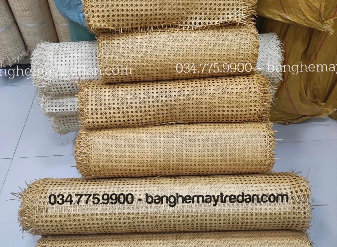 Cuộn mây đan mắt cáo ốp vách ngăn, bàn ghế