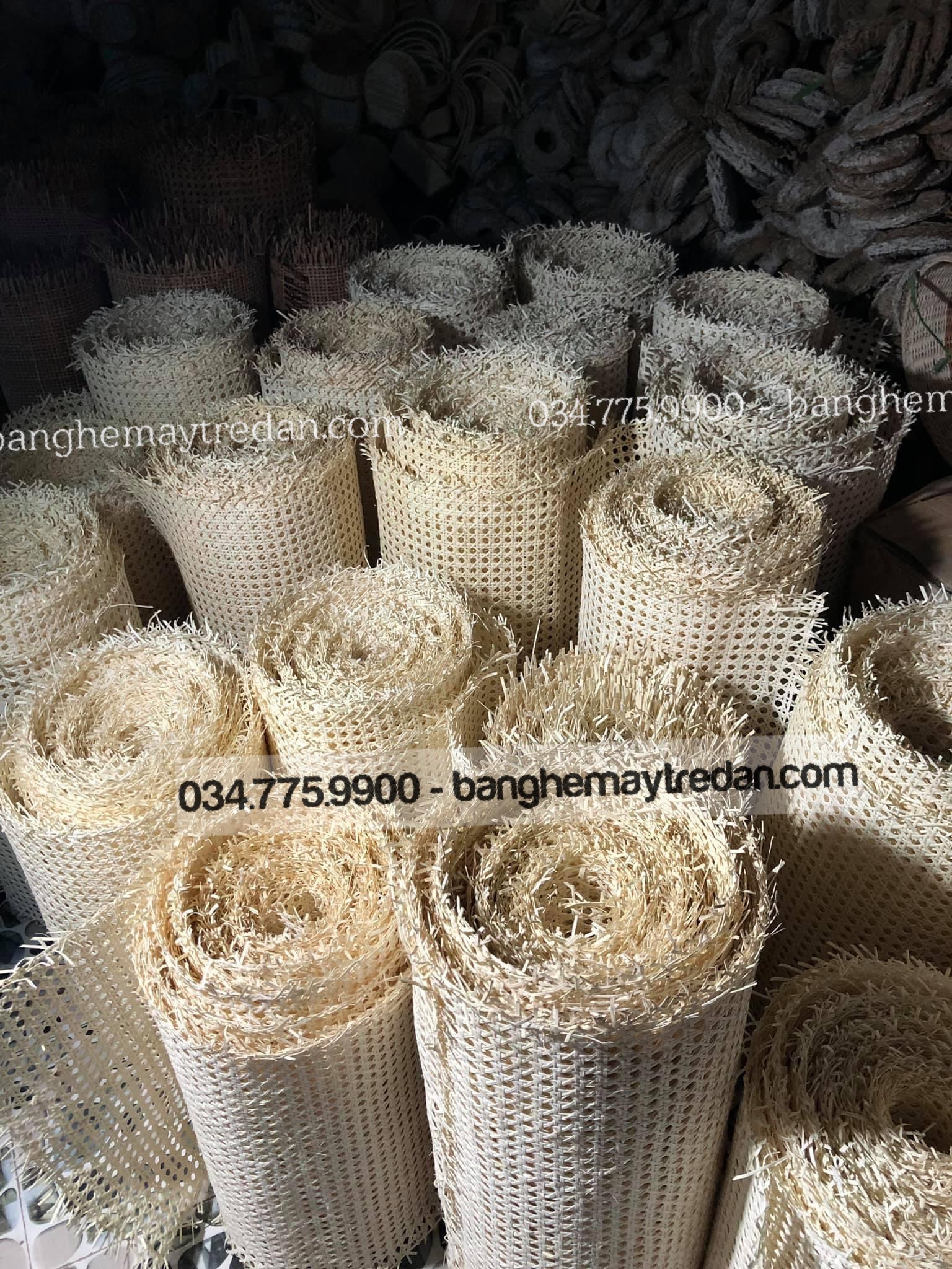 Cuộn mây đan mắt cáo ốp vách ngăn, bàn ghế