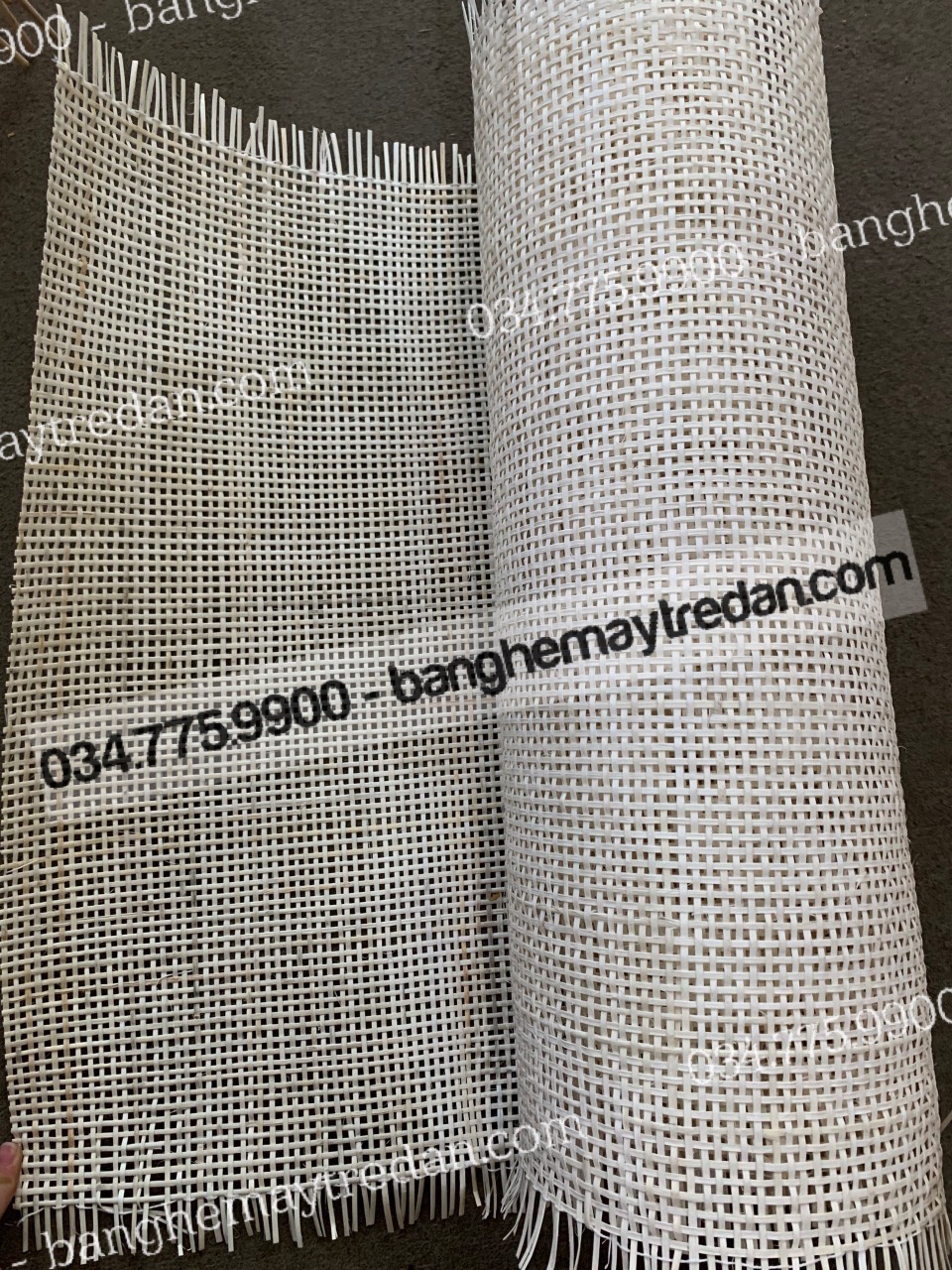 Cuộn mây đan mắt cáo ốp vách ngăn, bàn ghế
