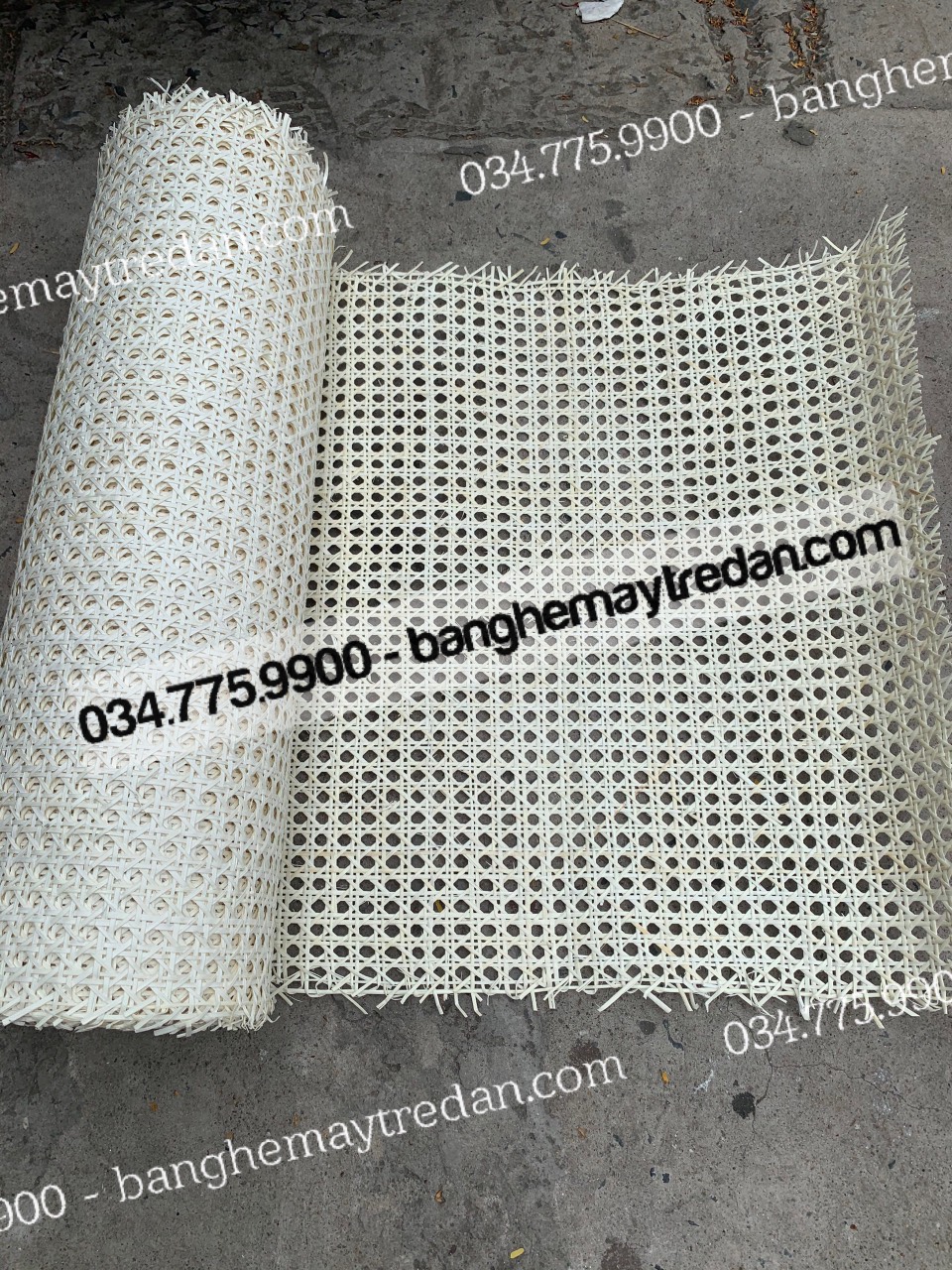 Cuộn mây đan mắt cáo ốp vách ngăn, bàn ghế