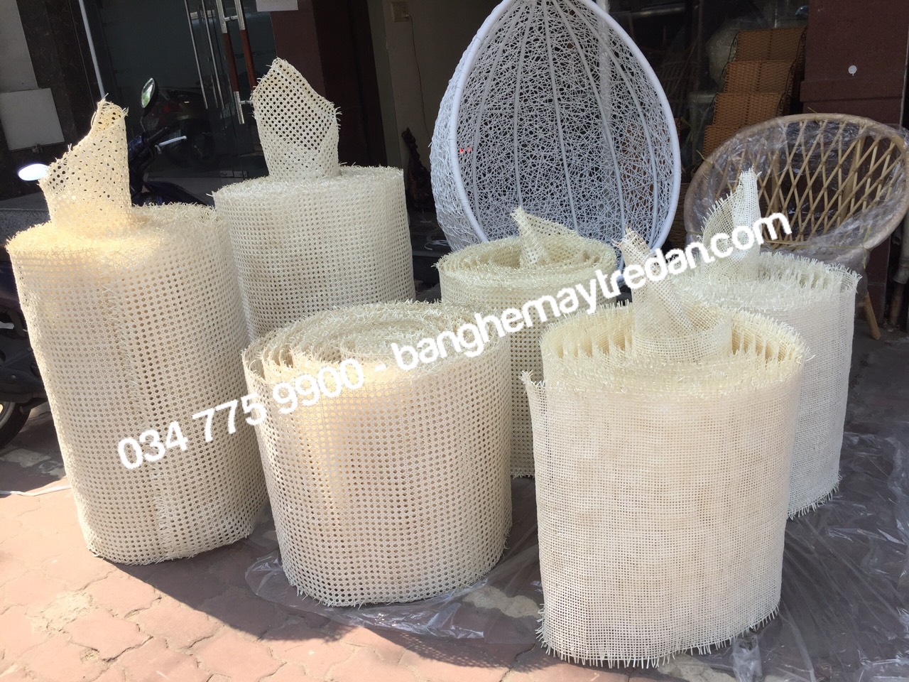 Cuộn mây đan mắt cáo ốp vách ngăn, bàn ghế