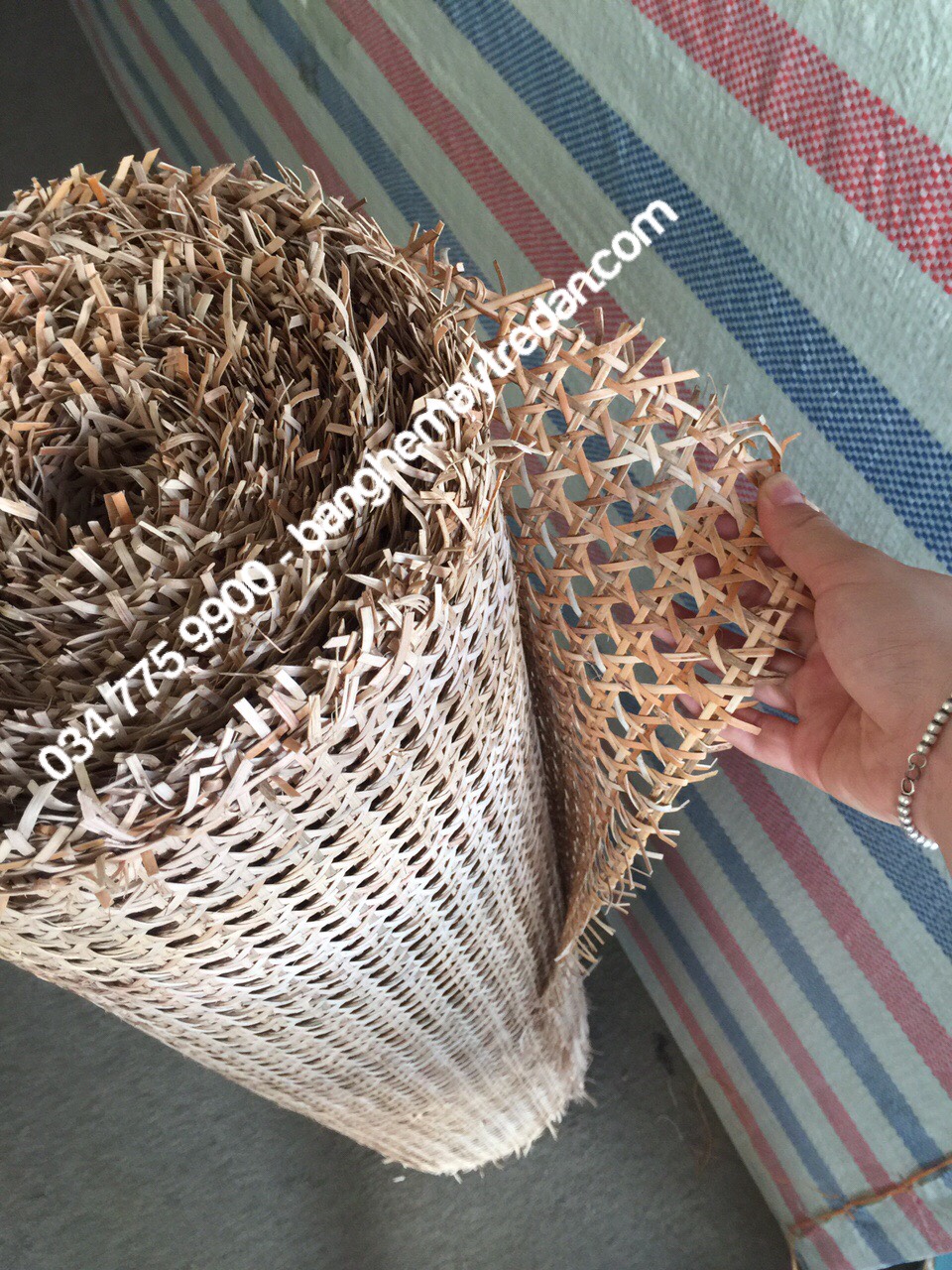 Cuộn mây đan mắt cáo ốp vách ngăn, bàn ghế