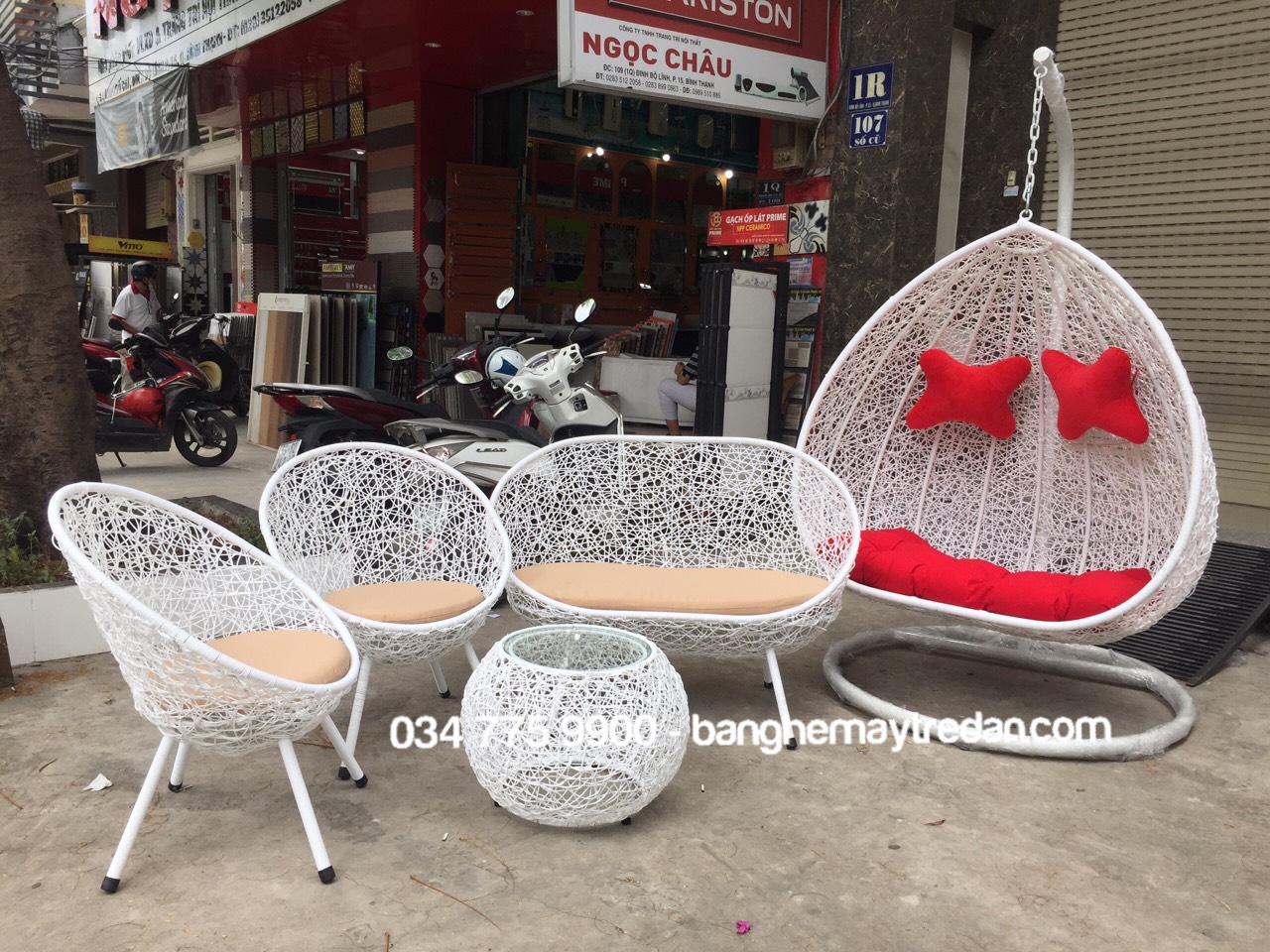 Ghế nhựa đan rối tổ chim độc đáo trang trí ban công, sân vườn