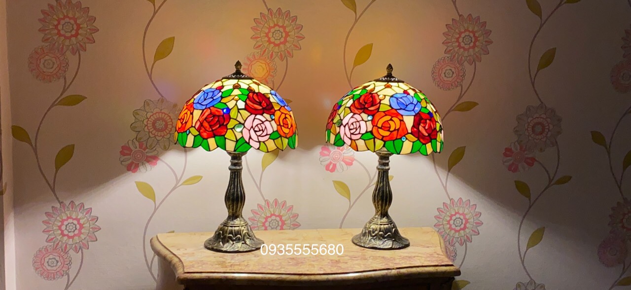 Đèn bàn phòng ngủ tiffany họa tiết hoa hồng