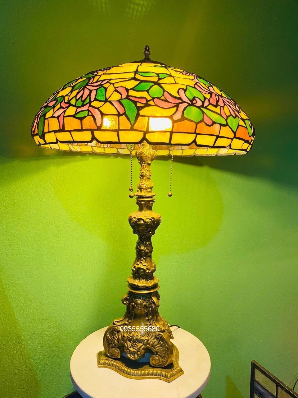 Đèn bàn tiffany hoa leo chân đồng