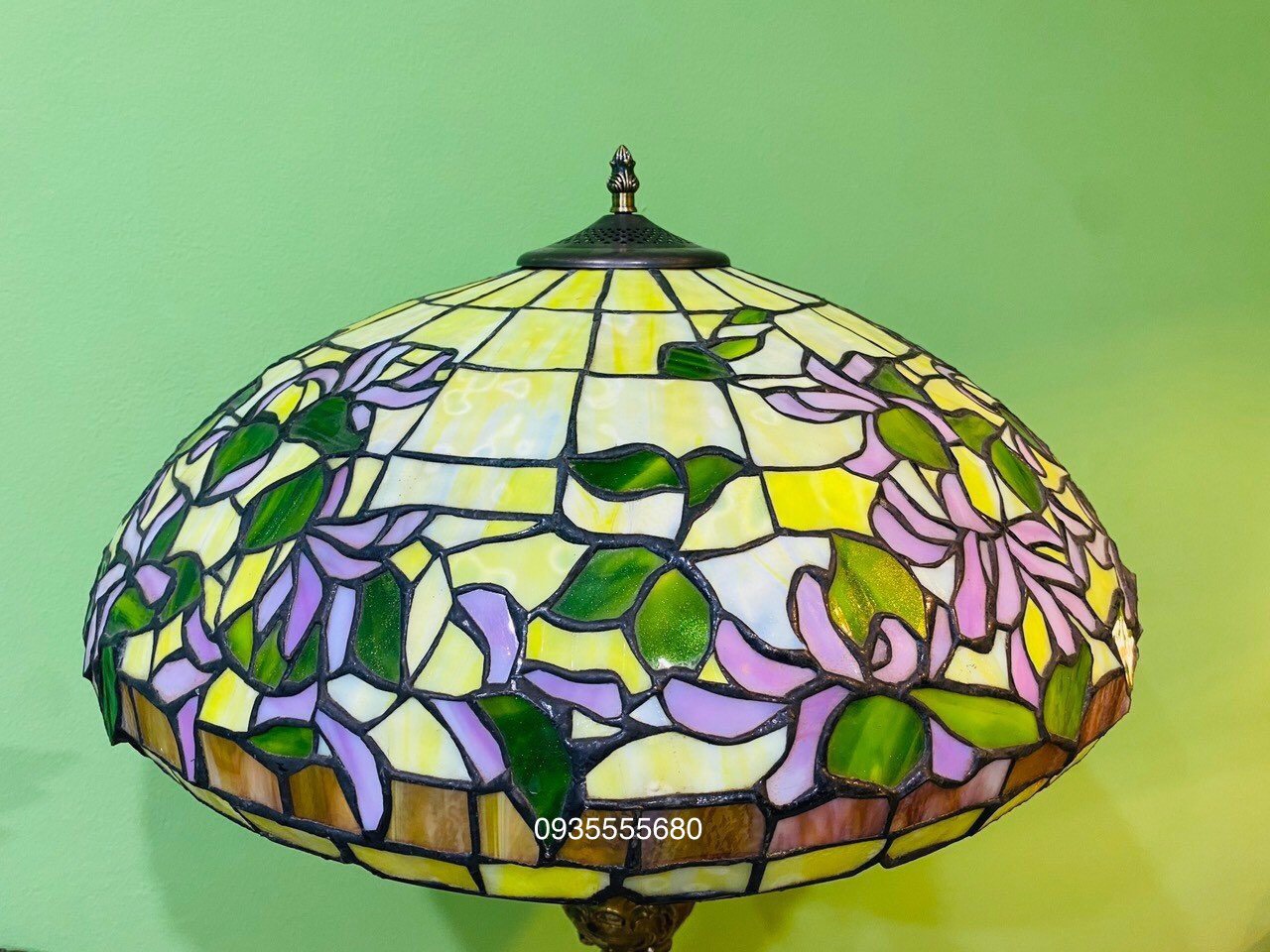 Đèn bàn tiffany hoa leo chân đồng