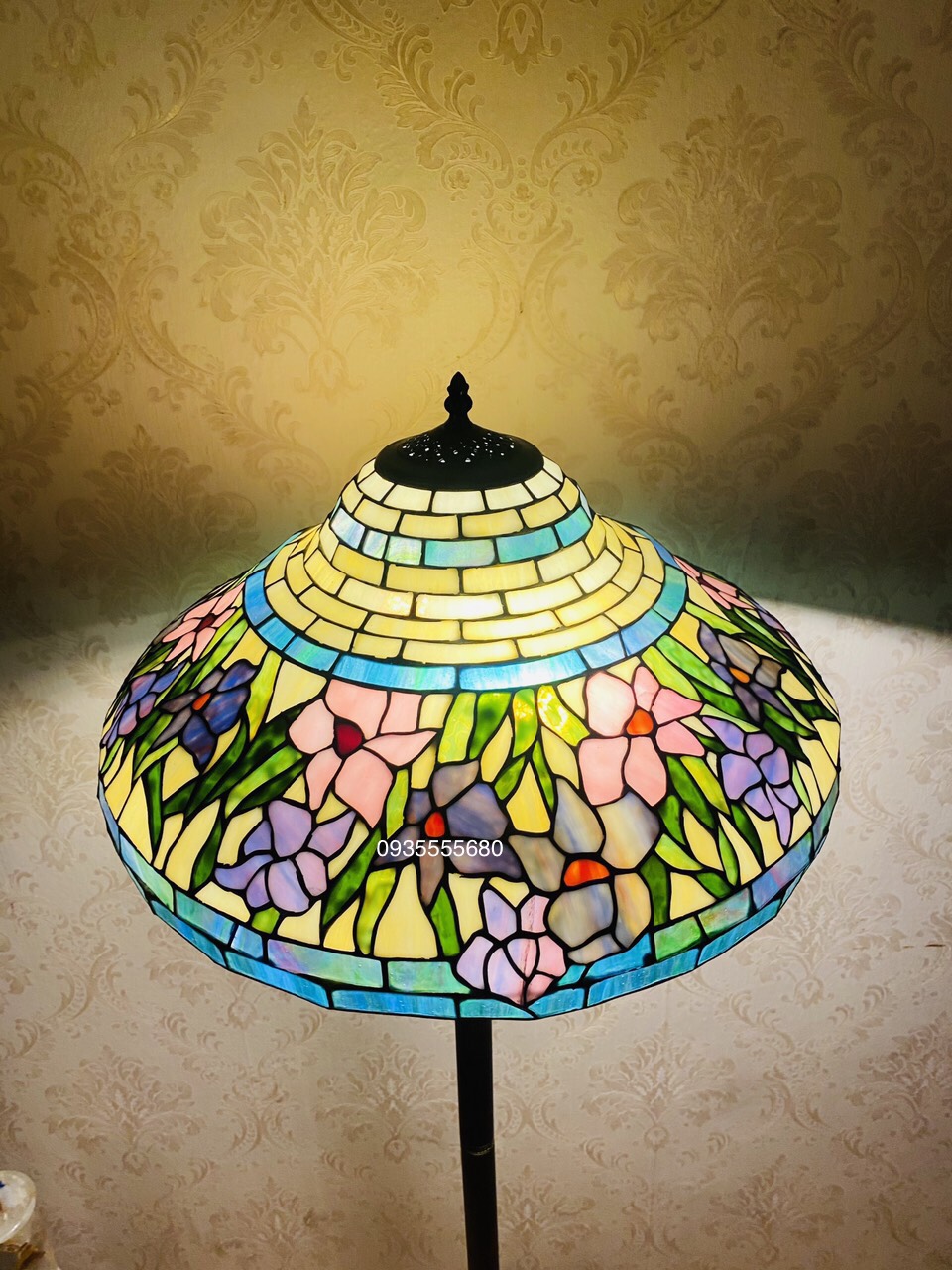 Giao lưu e đèn sàn tiffany hoa leo