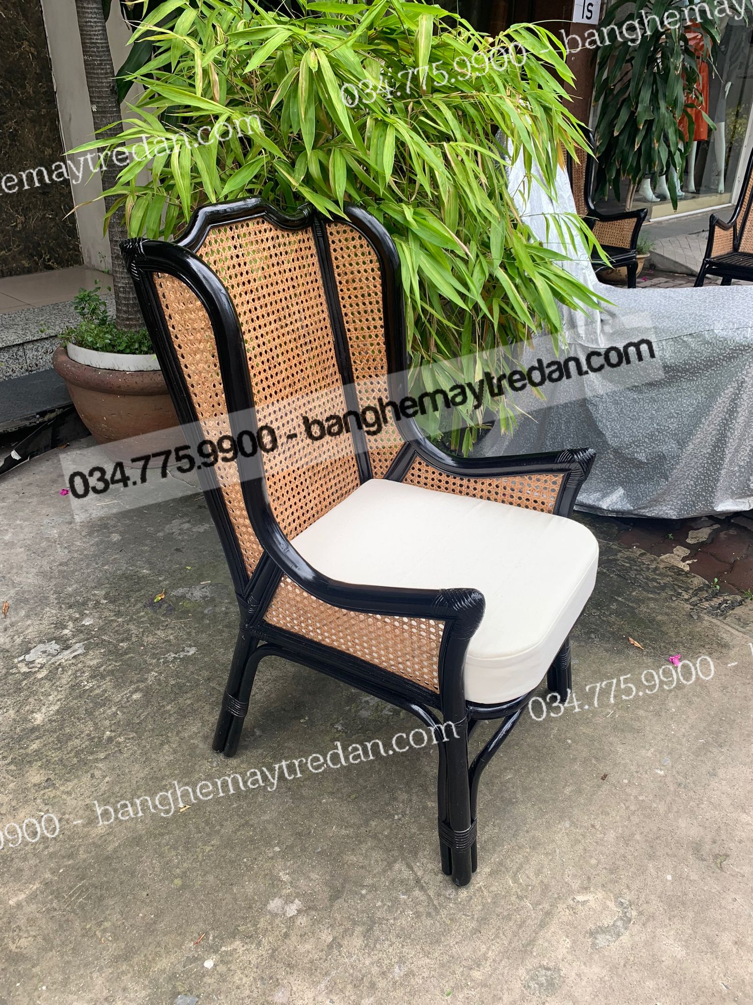 Ghế sofa đơn màu đen lưng ốp mắt cáo - Bàn ghế mây tre đan