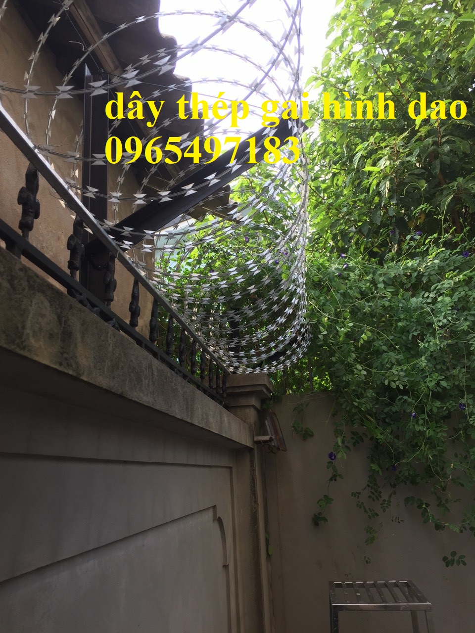 Hàng rào dây thép gai hình lưỡi dao chống trộm bảo vệ nhà ở , biệt thự