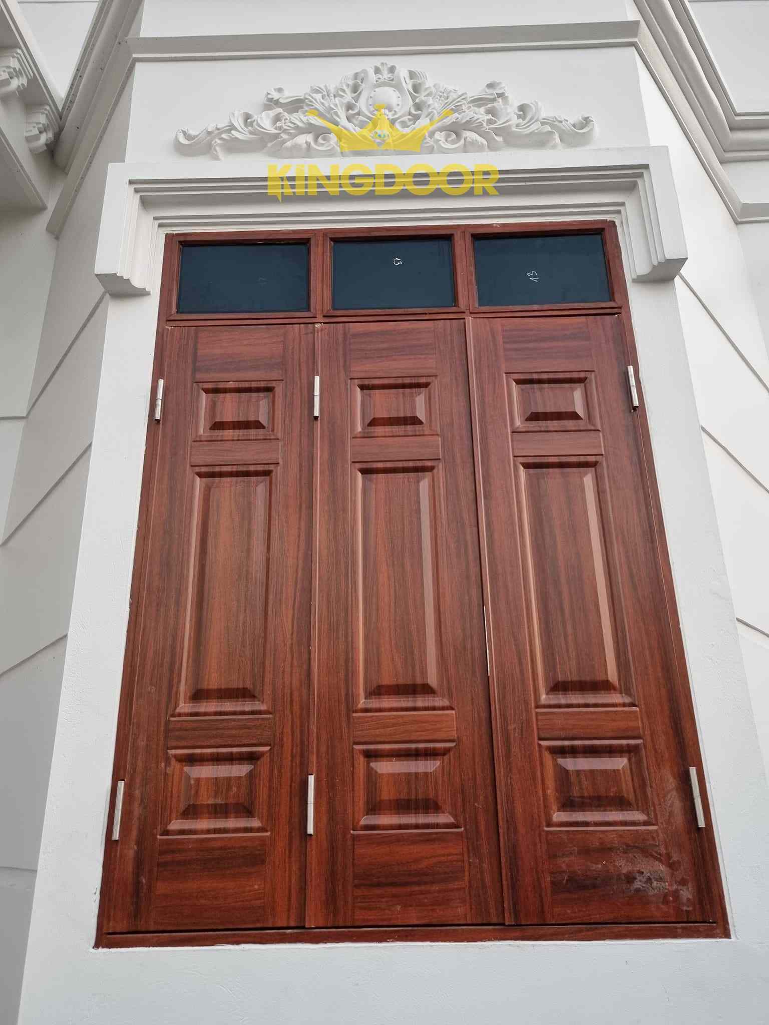 cửa thép vân gỗ cổ điển xen lẫn hiện đại đẹp mắt