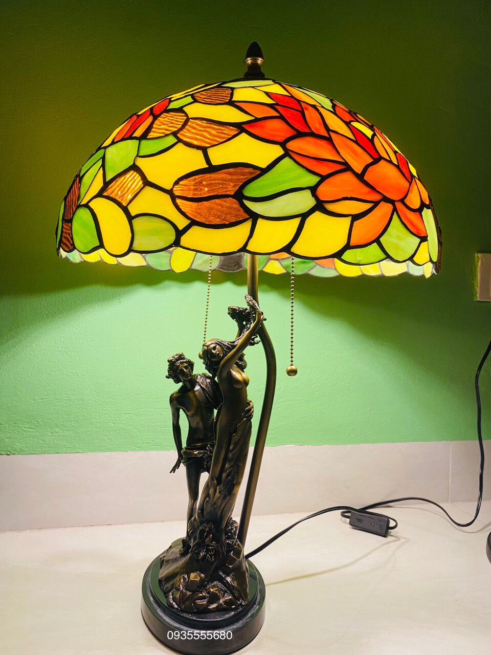 Đèn bàn tiffany tượng đồng hoa vàng