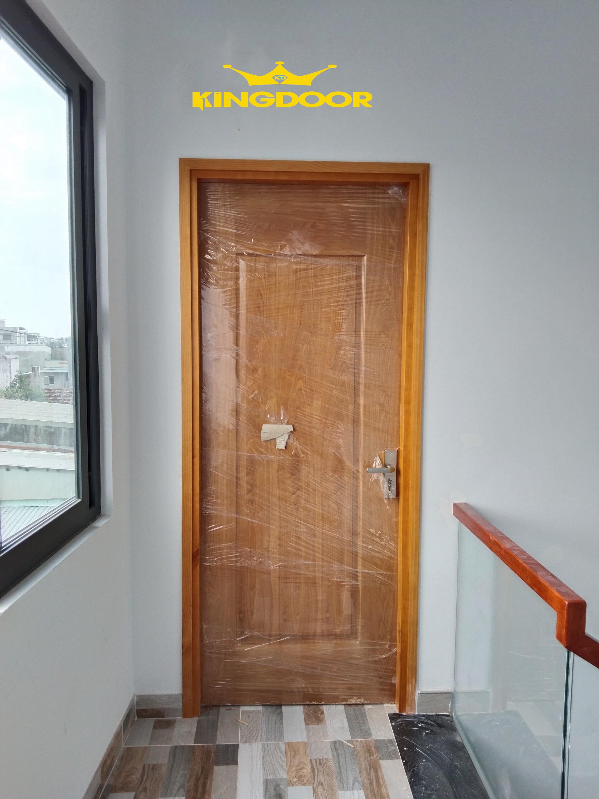 cửa hdf veneer vân gỗ cổ điển xen lẫn hiện đại