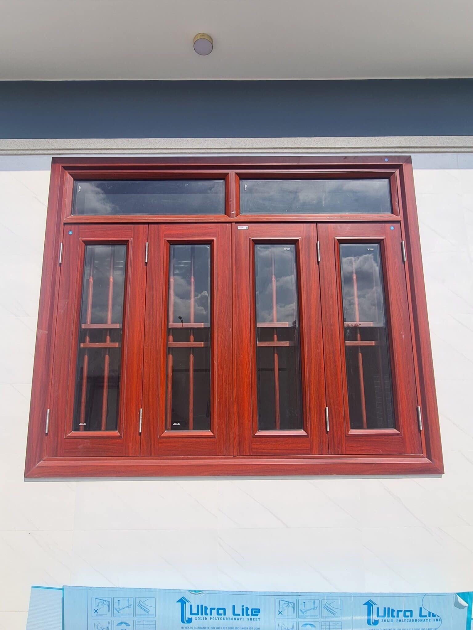 BÁO GIÁ CỬA THÉP VÂN GỖ GIÁ RẺ MỚI NHẤT liên hệ 0902401343