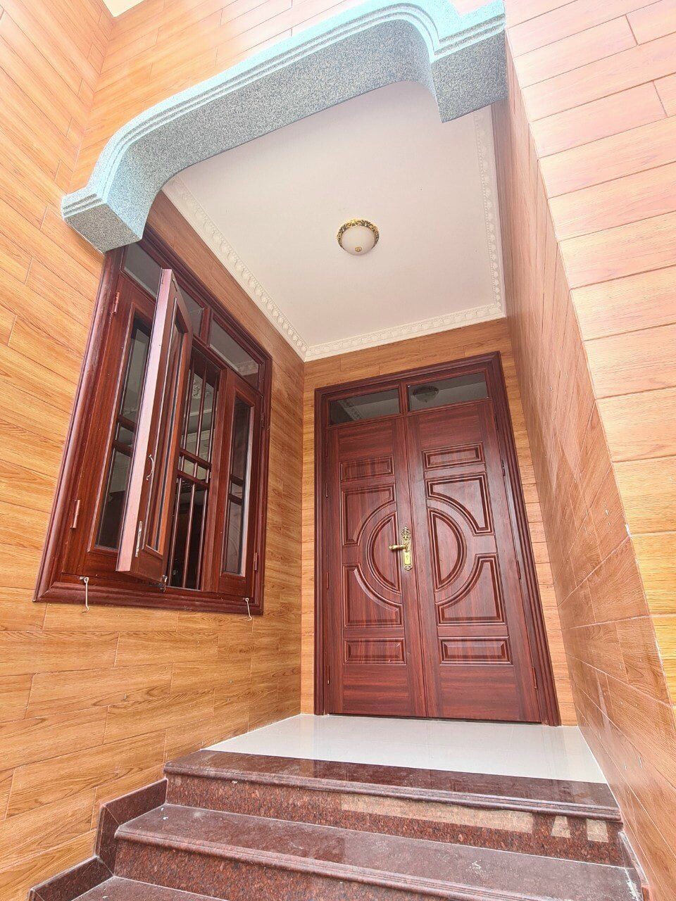 BÁO GIÁ CỬA THÉP VÂN GỖ GIÁ RẺ MỚI NHẤT liên hệ 0902401343