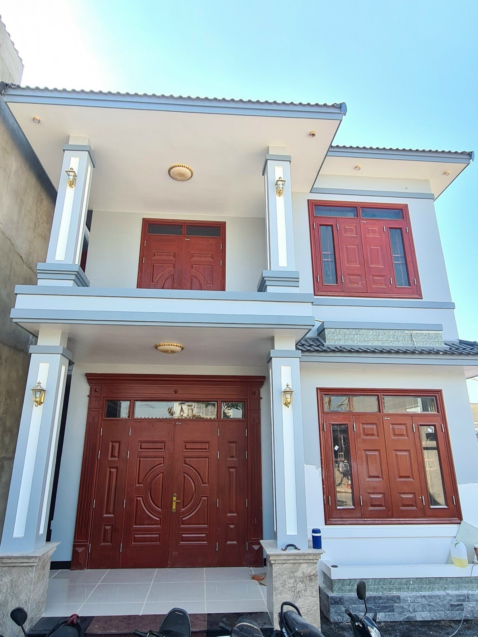 BÁO GIÁ CỬA THÉP VÂN GỖ GIÁ RẺ MỚI NHẤT liên hệ 0902401343