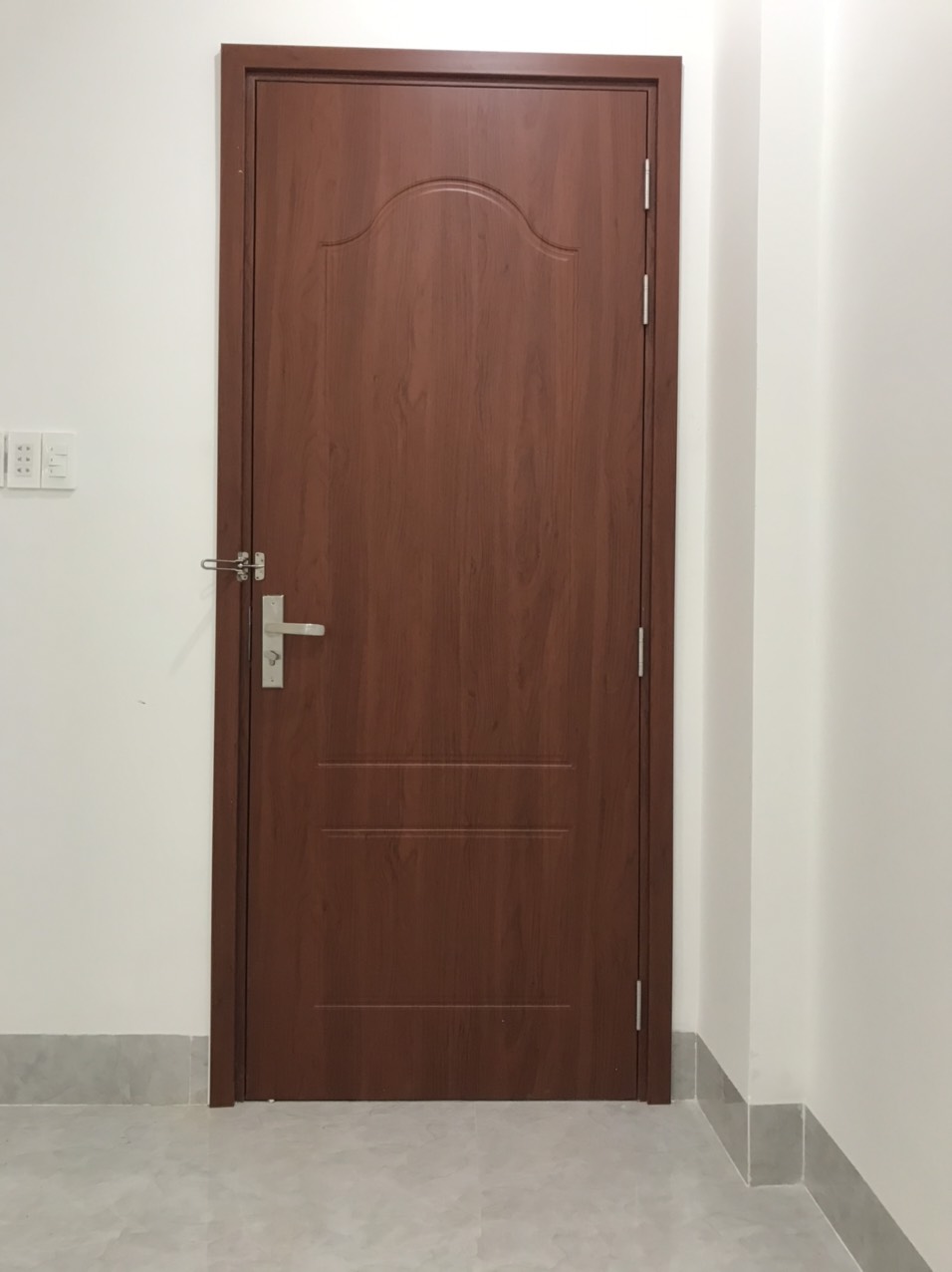 BÁO GIÁ CỬA NHỰA GIẢ GỖ MỚI NHẤT 2023 GIÁ ƯU ĐÃI