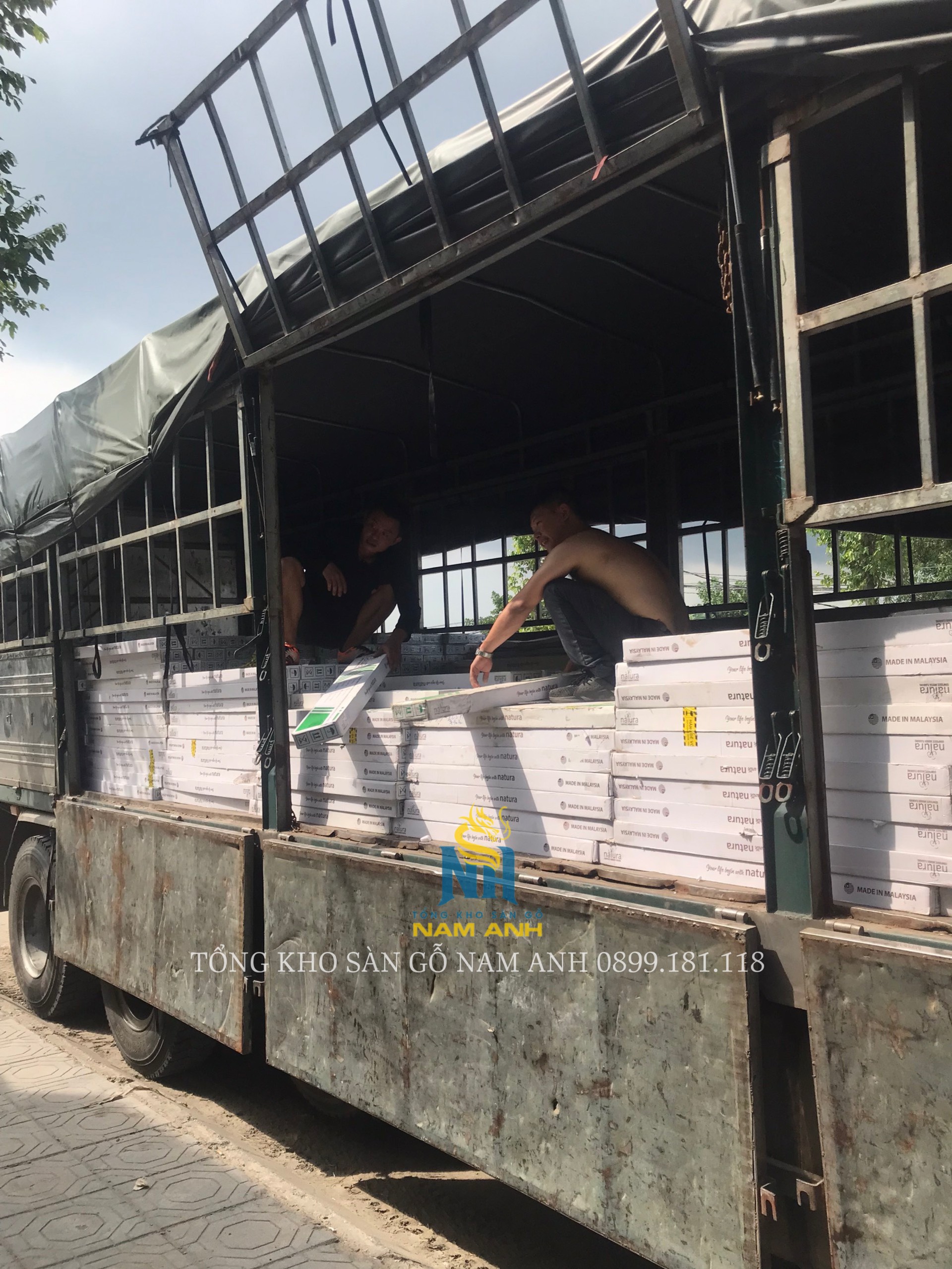 Sàn gỗ nhựa trong nhà - Nhập khẩu Malaysia