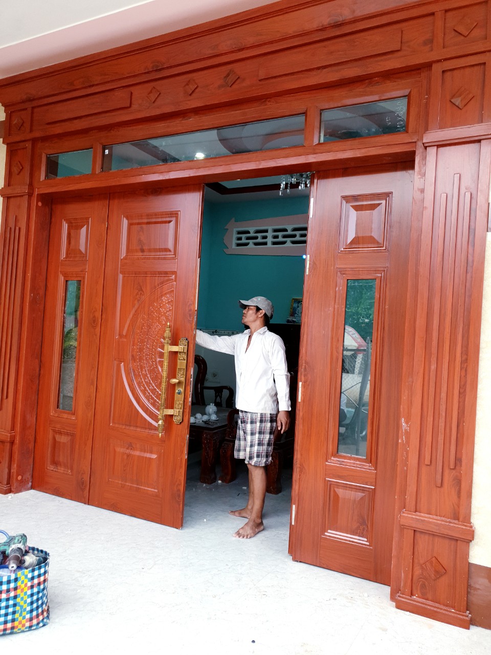 Gia cửa thép vân gỗ tại Ninh Thuận cửa chính