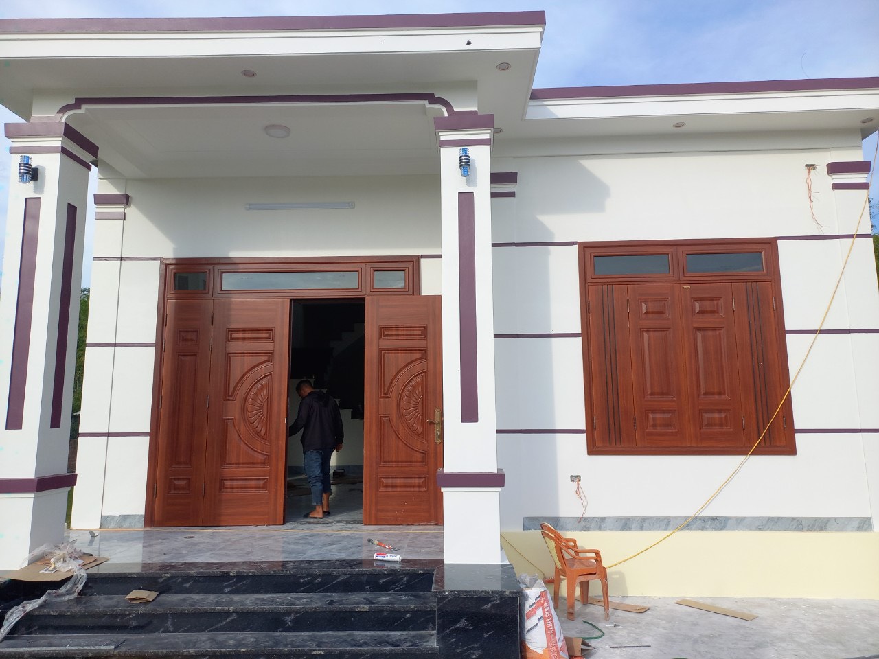 Giá cửa thép vân gỗ 4 cánh- Báo giá thi công trọn gói