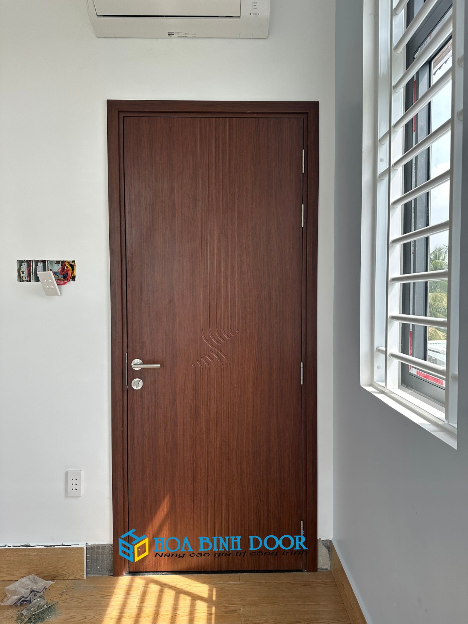 Mẫu cửa nhựa giả gỗ composite tại Thuận An - Bình Dương