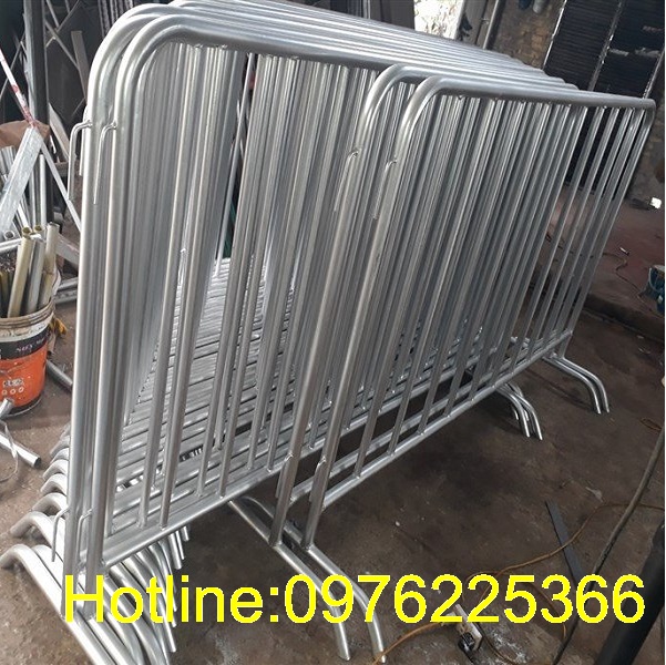 Sản xuất ,gia công hàng rào chắn di động ,hàng rào kiểm soát di động