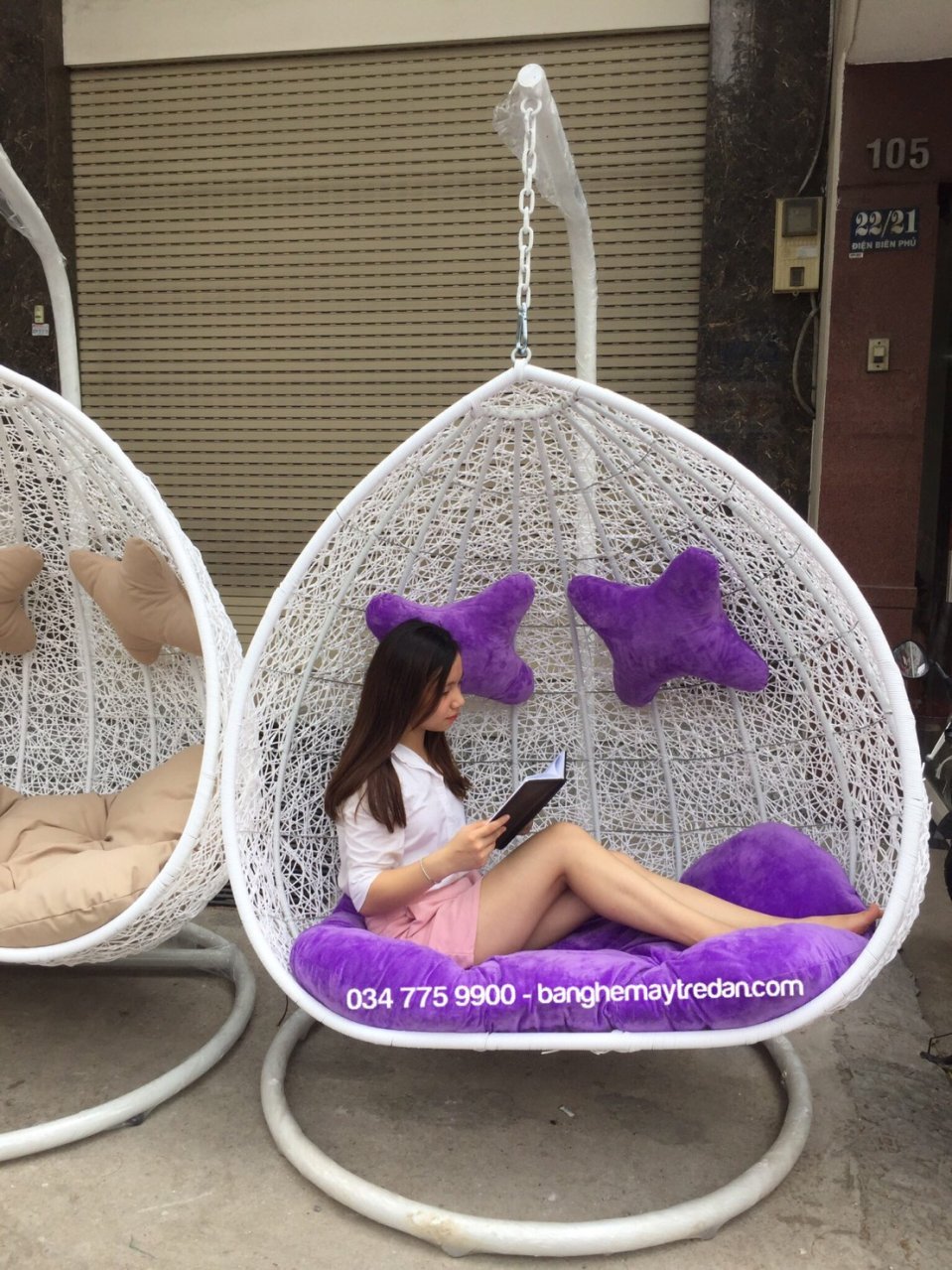 Xích đu tổ chim thư giãn màu trắng nệm tím