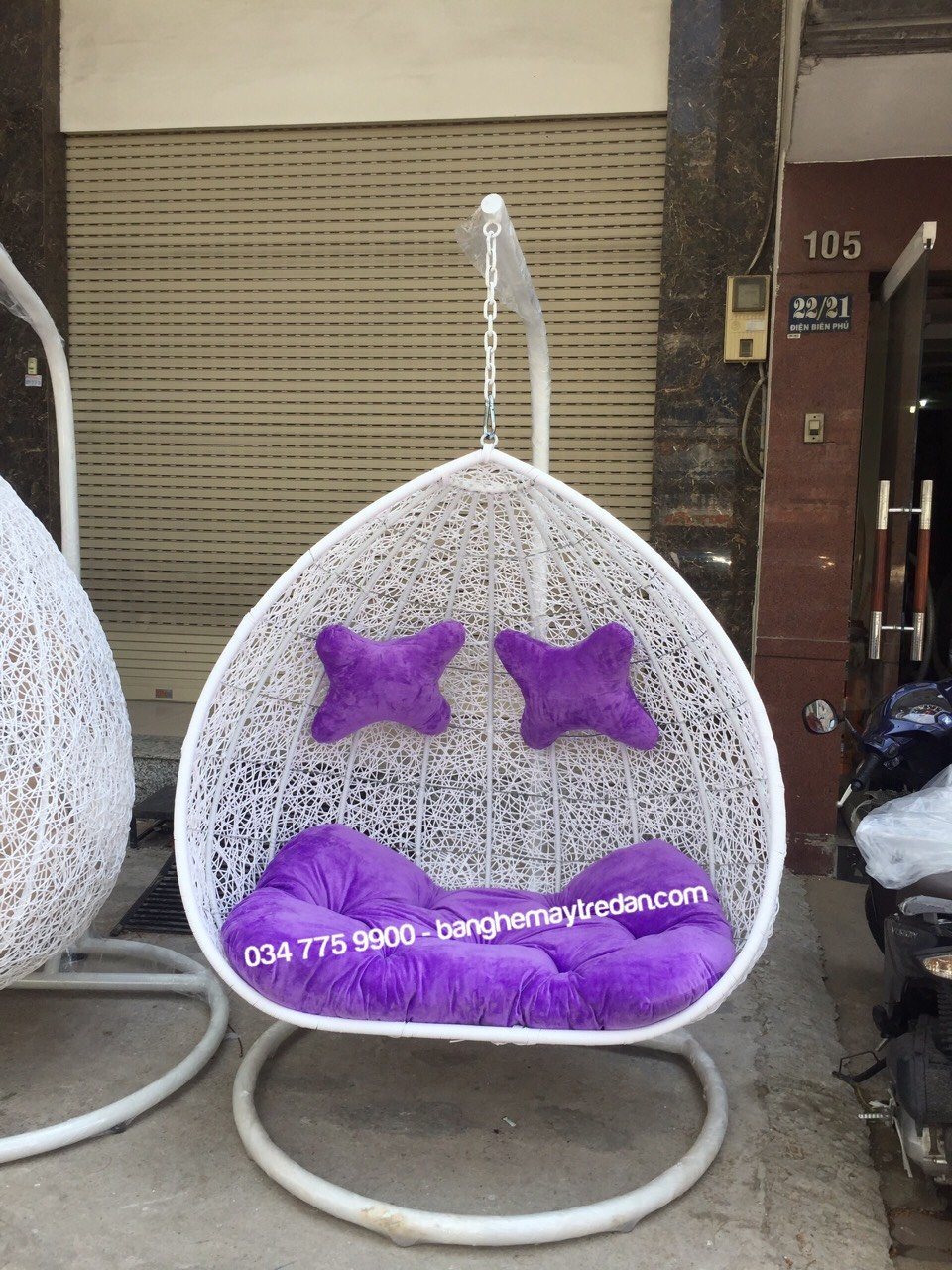 Xích đu tổ chim thư giãn màu trắng nệm tím