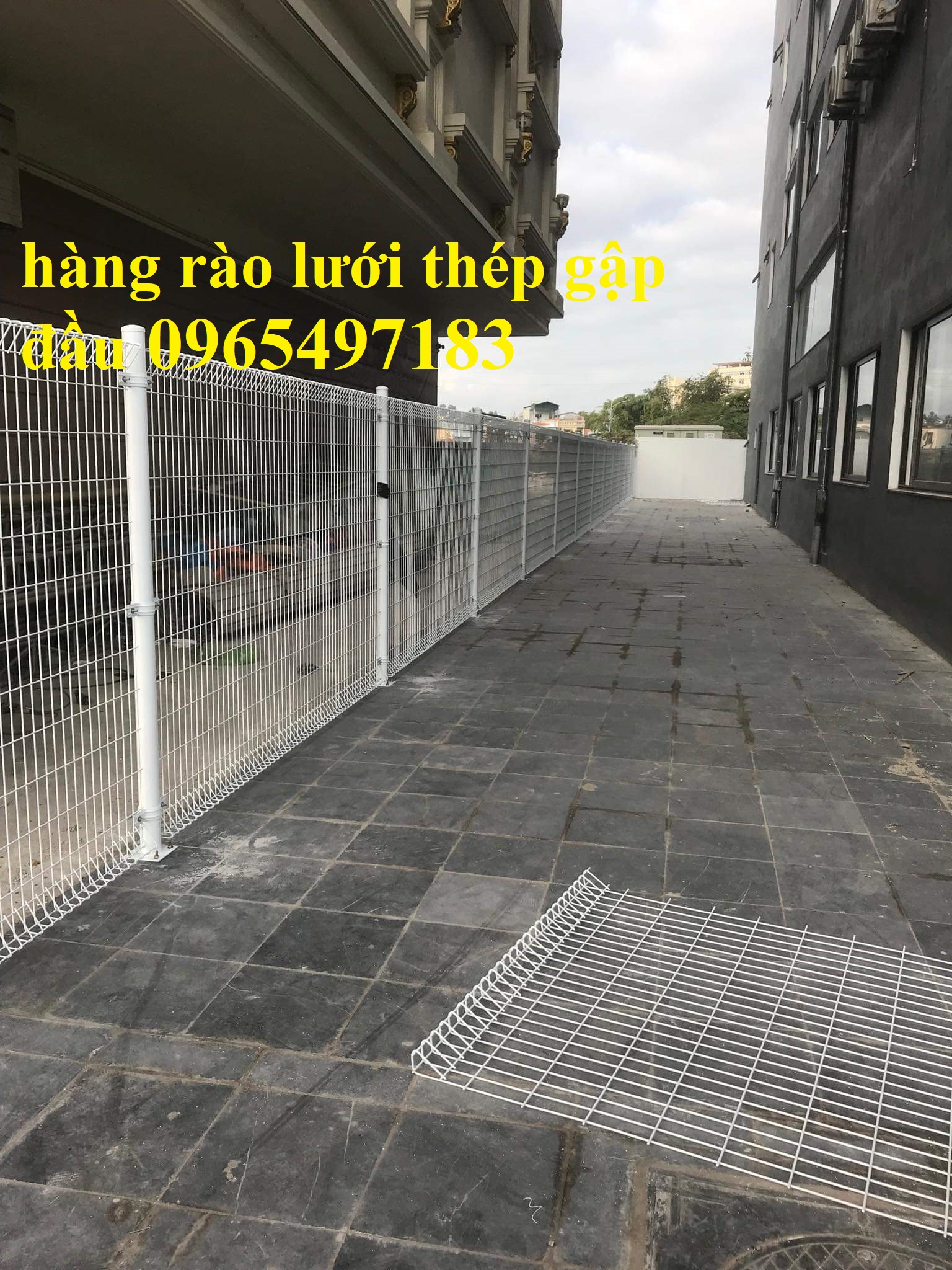 Hàng rào lưới thép sơn tĩnh điện kiểu gập 2 đầu, chấn sóng trên thân