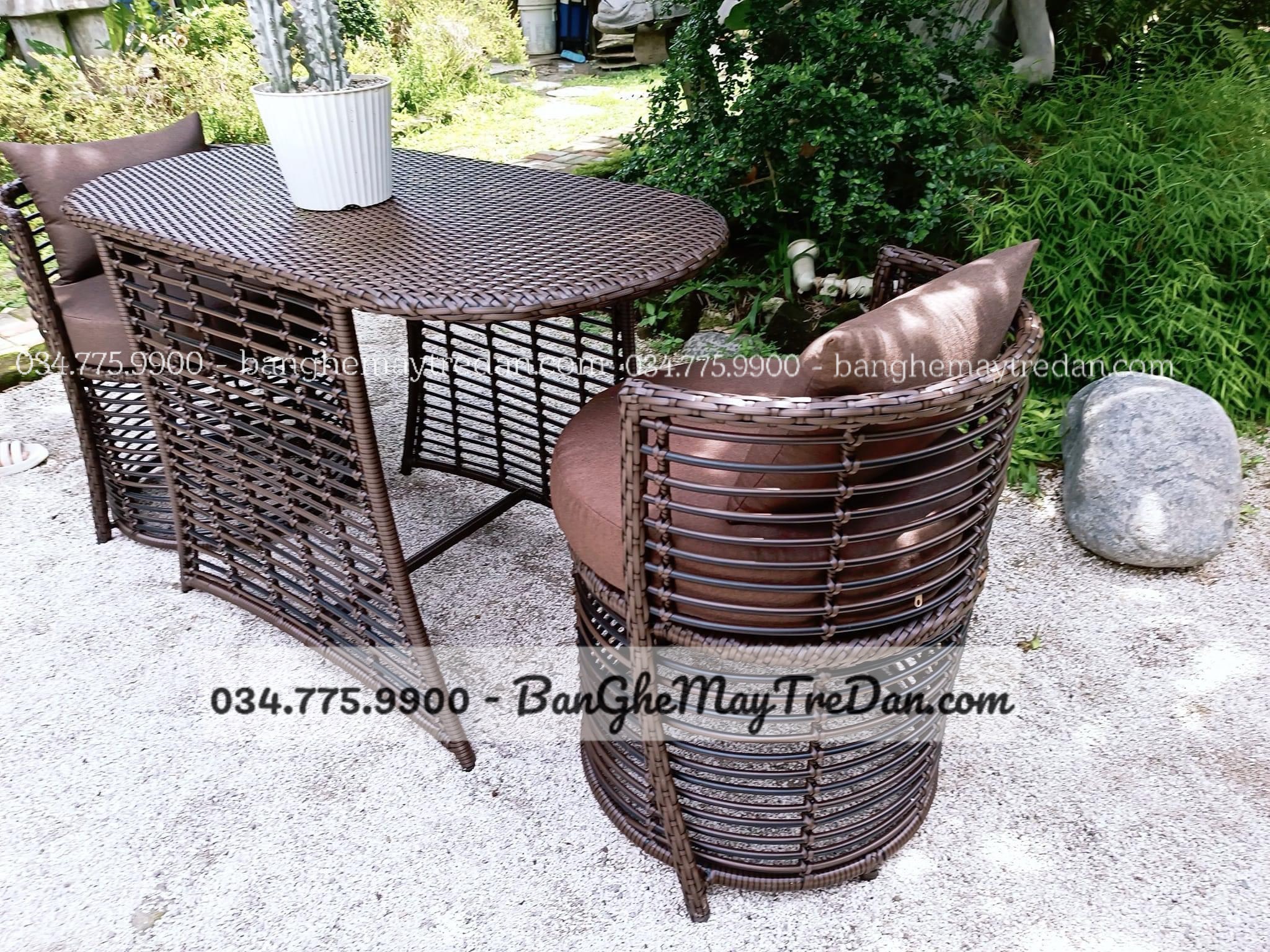 Bàn ghế cafe mây nhựa màu nâu để sân vườn