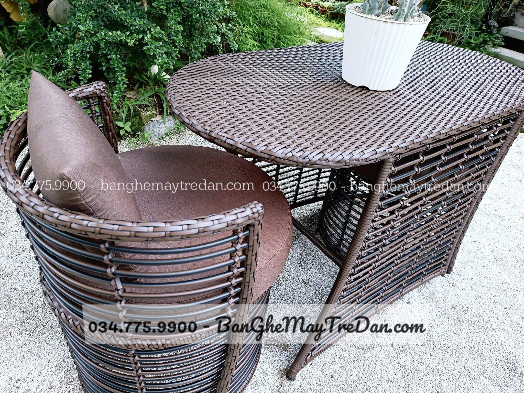 Bàn ghế cafe mây nhựa màu nâu để sân vườn