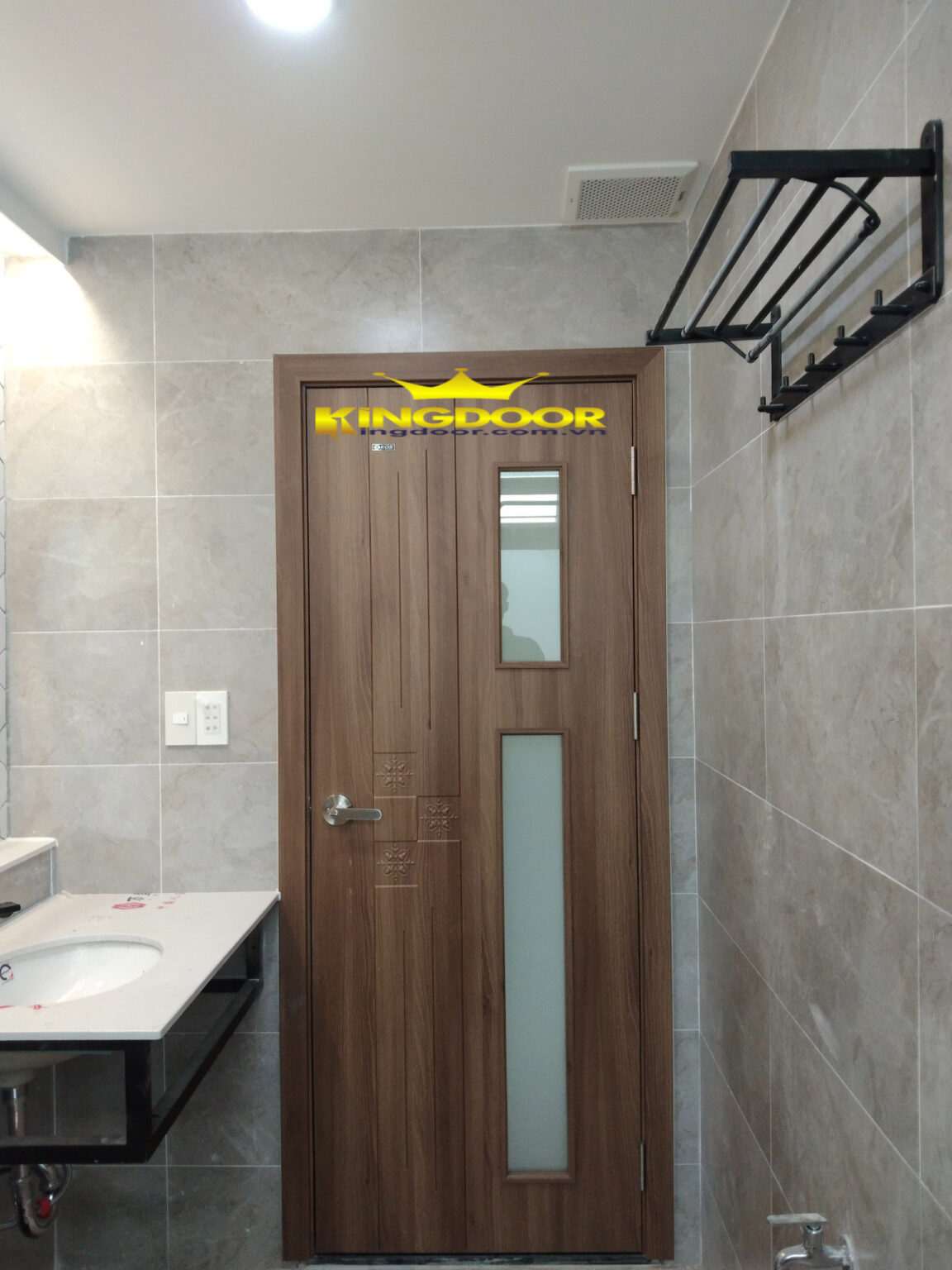 Mẫu cửa nhựa giả gỗ được chuộng hiện nay