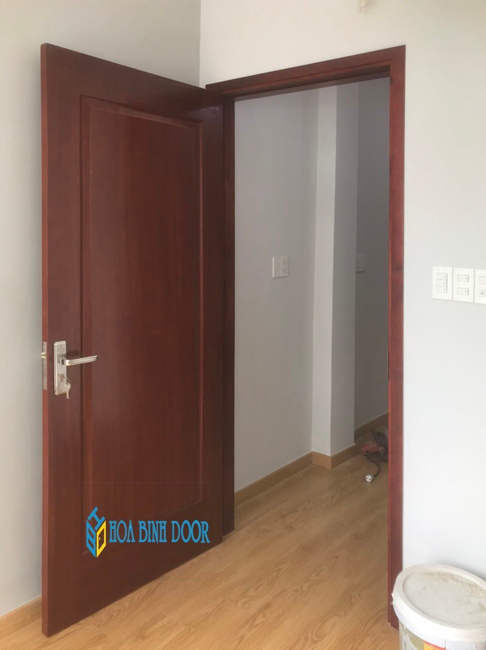 cửa gỗ công nghiệp tại long an- cửa nhựa gỗ Hoabinhdoor