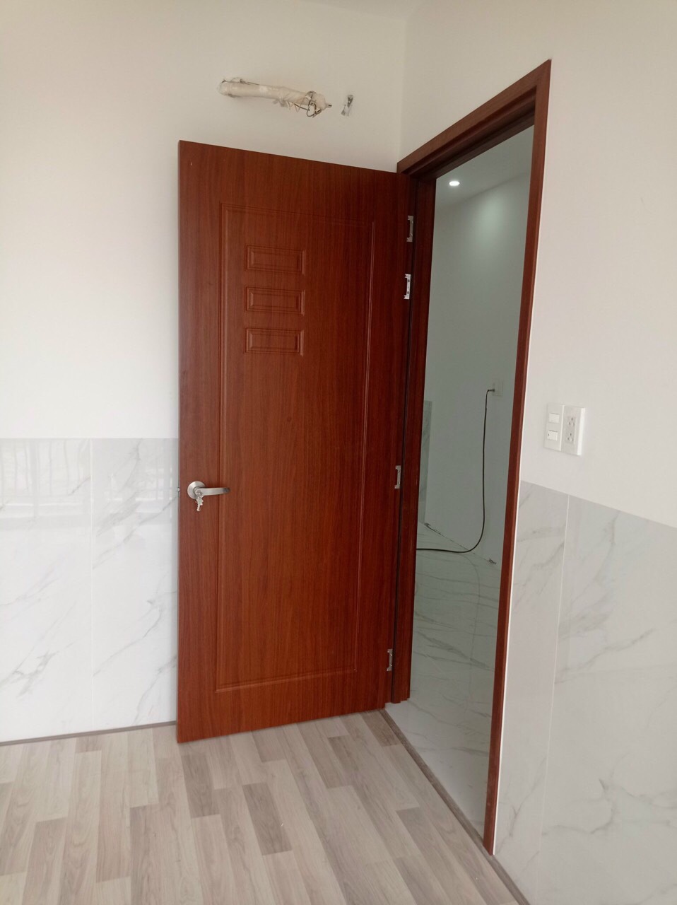 báo gia mẫu cửa nhựa giả gỗ composite mới nhất