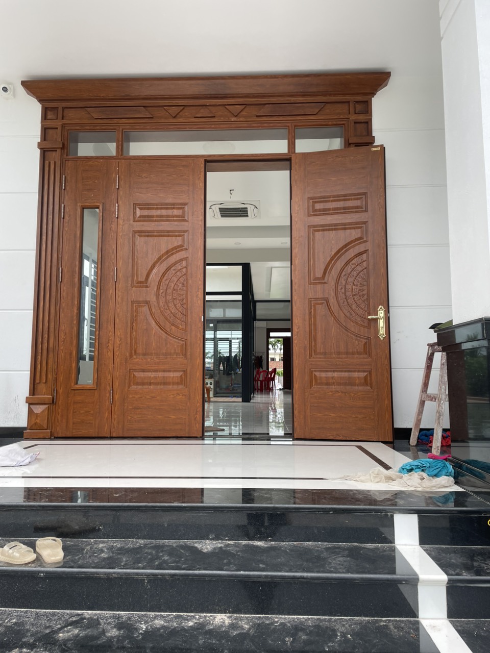 So sánh cửa thép vân gỗ và cửa nhôm Xingfa chi tiết nhất