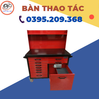 Bàn thao tác nhỏ có bảng treo