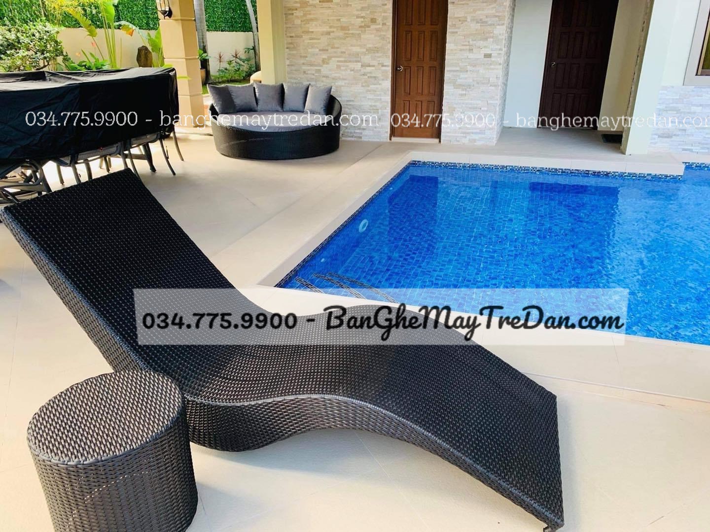Giường đơn nhựa giả mây tắm nắng tại bể bơi
