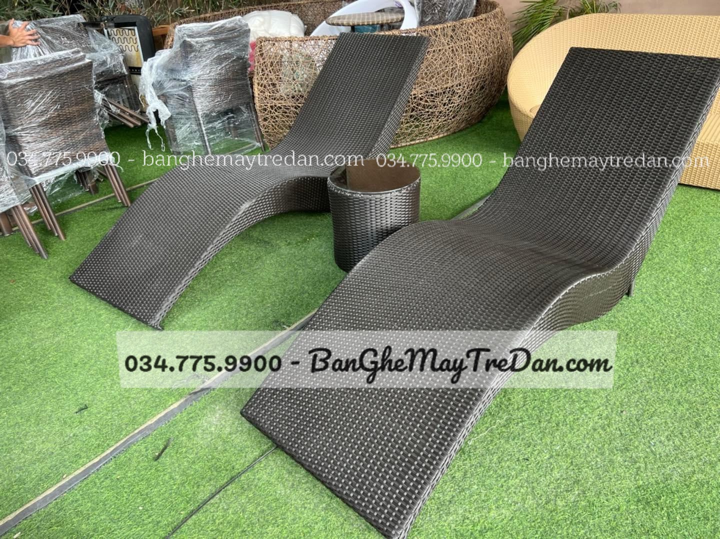Giường đơn nhựa giả mây tắm nắng tại bể bơi