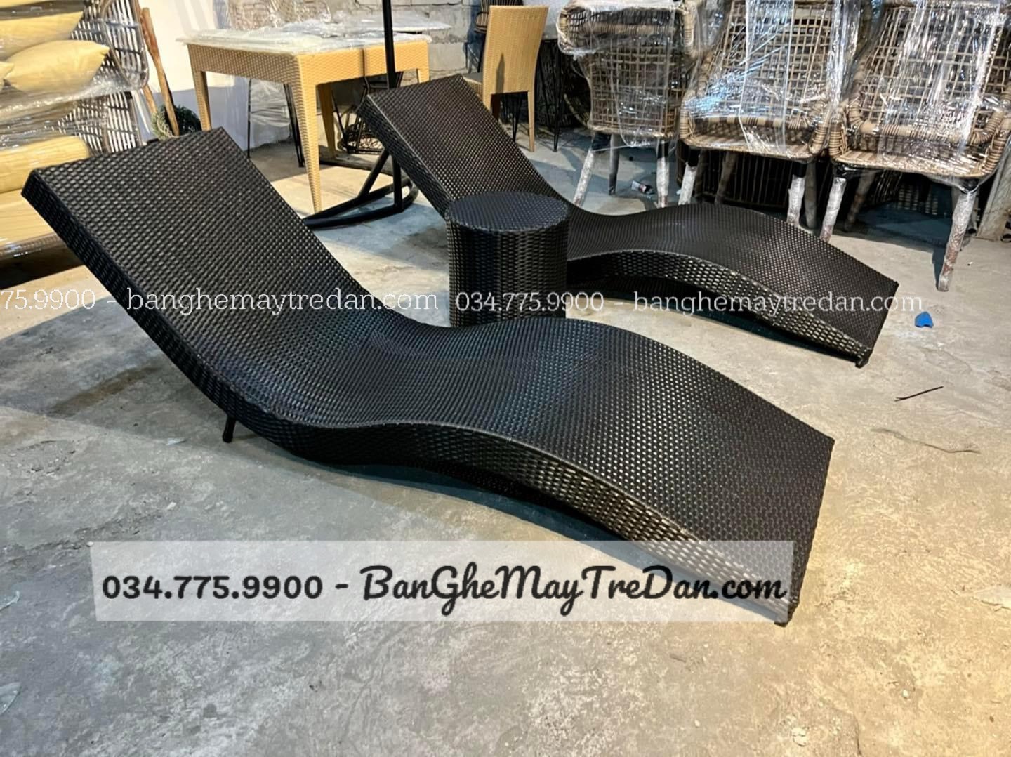 Giường đơn nhựa giả mây tắm nắng tại bể bơi