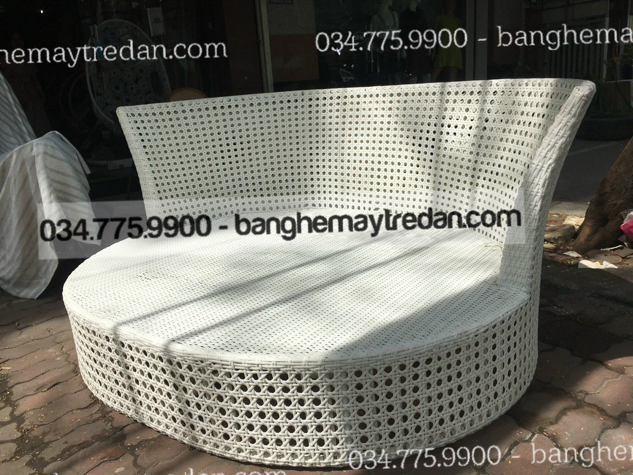 Giường tròn màu trắng nhựa giả mây đan mắt cáo