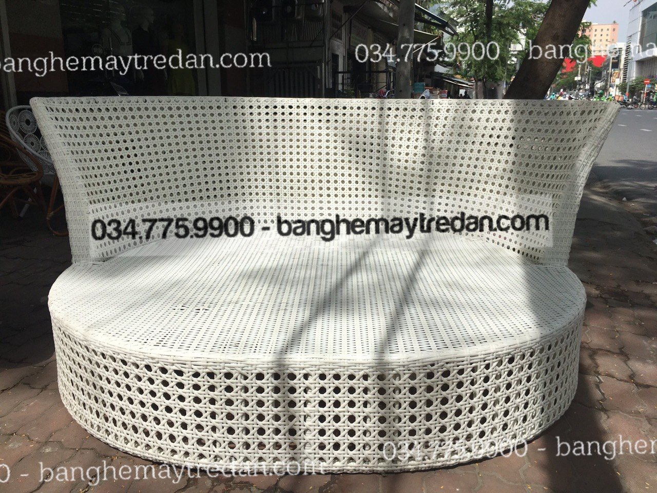 Giường tròn màu trắng nhựa giả mây đan mắt cáo