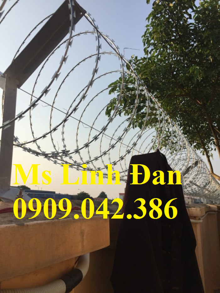 Dây thép gai hình giao chống trộm luôn có sẵn ở kho