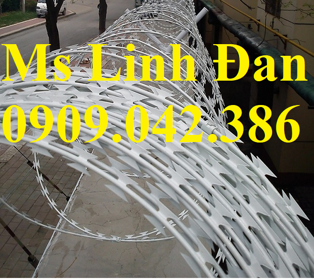 Dây thép gai hình giao chống trộm luôn có sẵn ở kho
